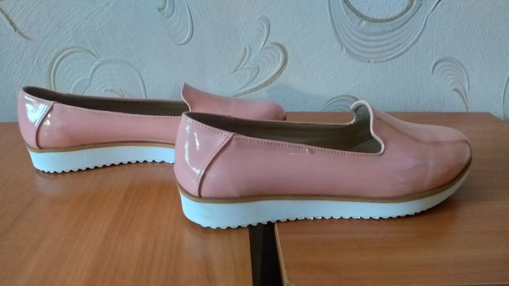 Жіночі лаковані мокасини