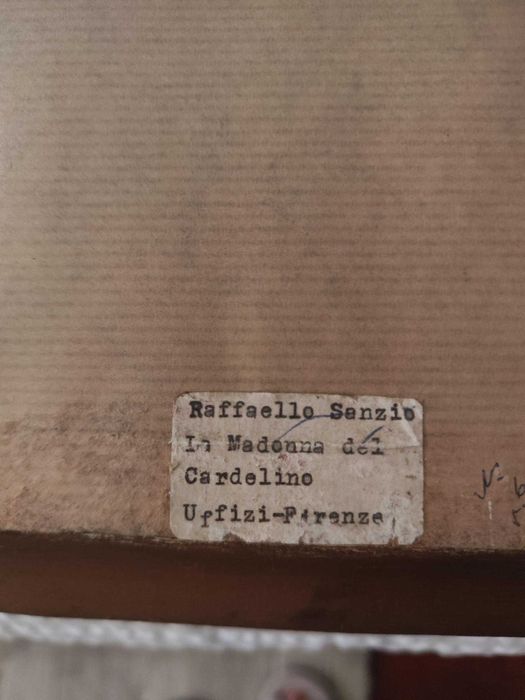 Quadro com pintura religiosa e moldura em madeira