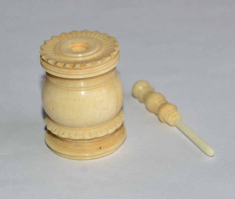 Frasco de Perfume Esculpido, Antigo Sec XIX