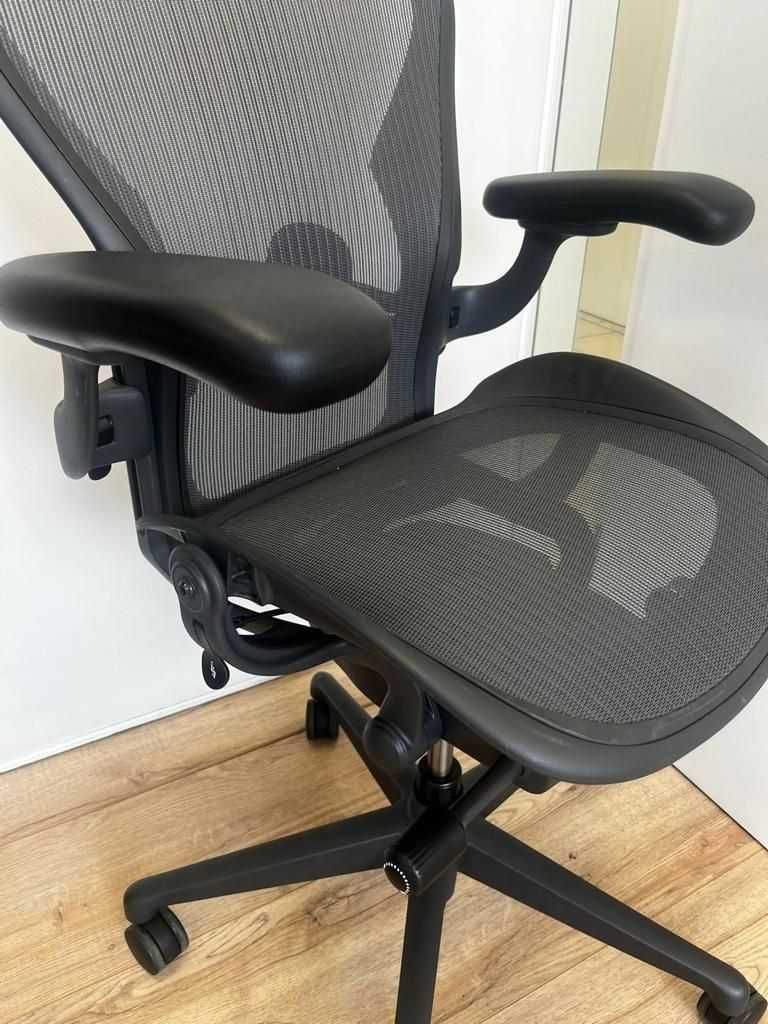 Opção completa Herman Miller Aeron remodelada com suporte lombar