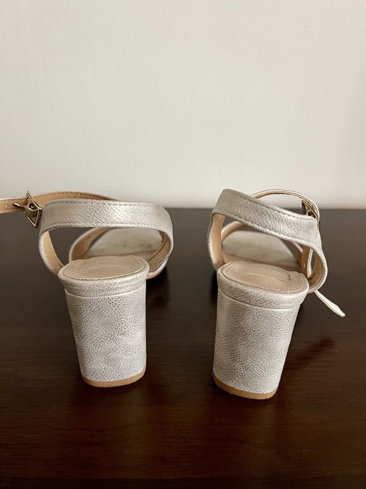 Sandałki na słupku 38 kolor złoty/perłowy