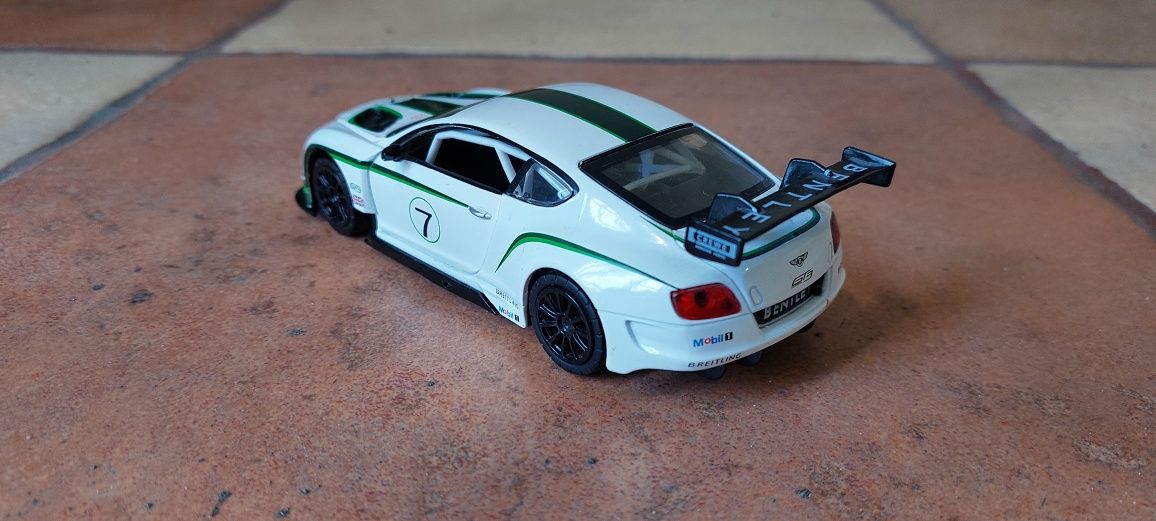 Модель авто Bentley 1:32