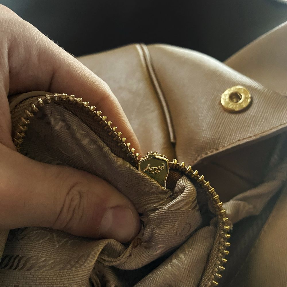 Женская сумка Prada tan saffiano lux double zip tote bag