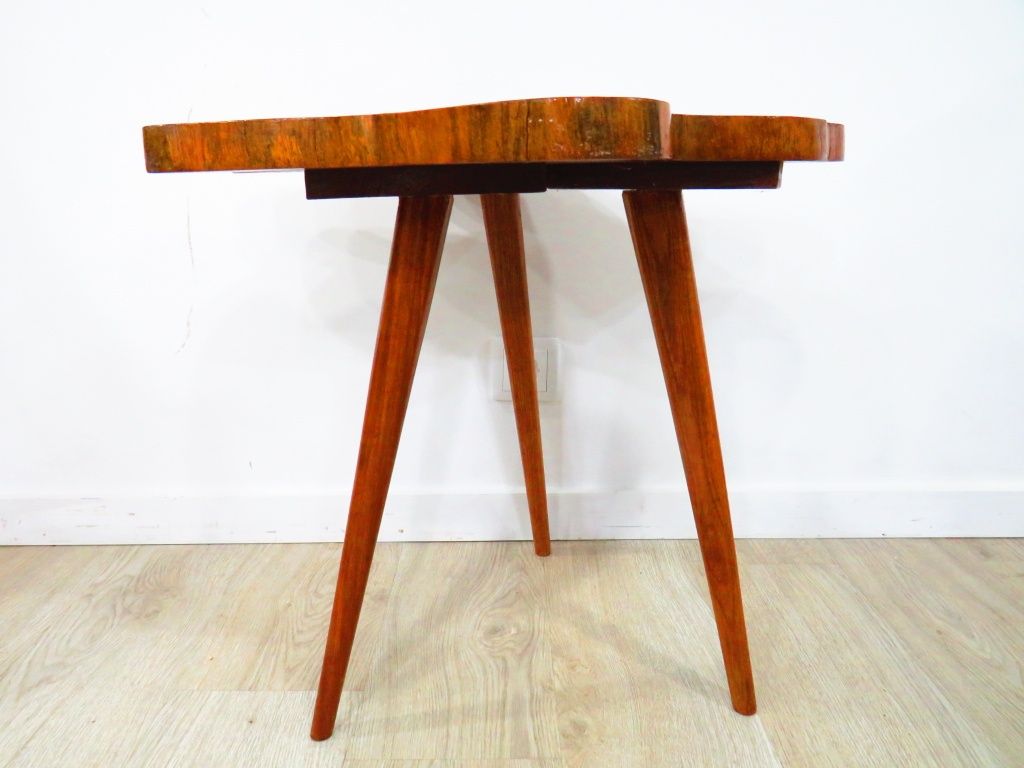 Mesa de apoio - tronco de árvore com pés de palito.