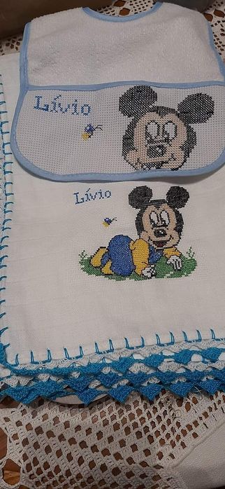 fralda e babete bordada / oferta fitinha de chupeta