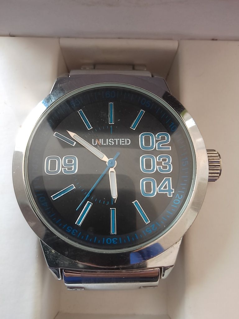 Zegarek marki Unlisted