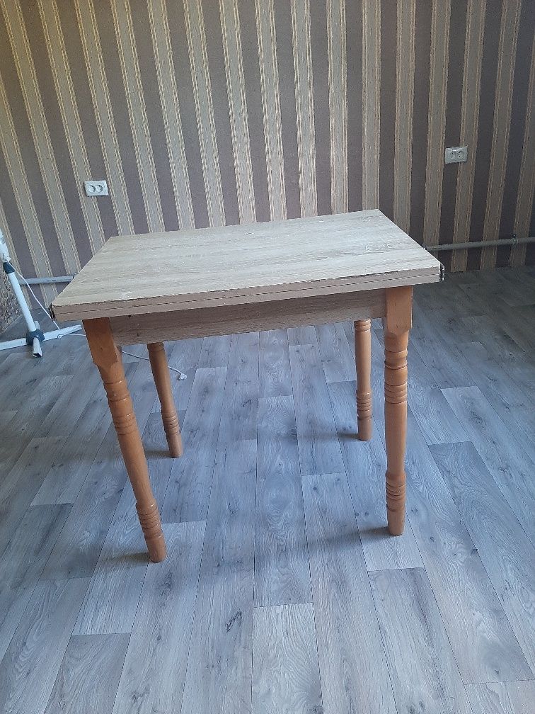 Продам кухонный стол