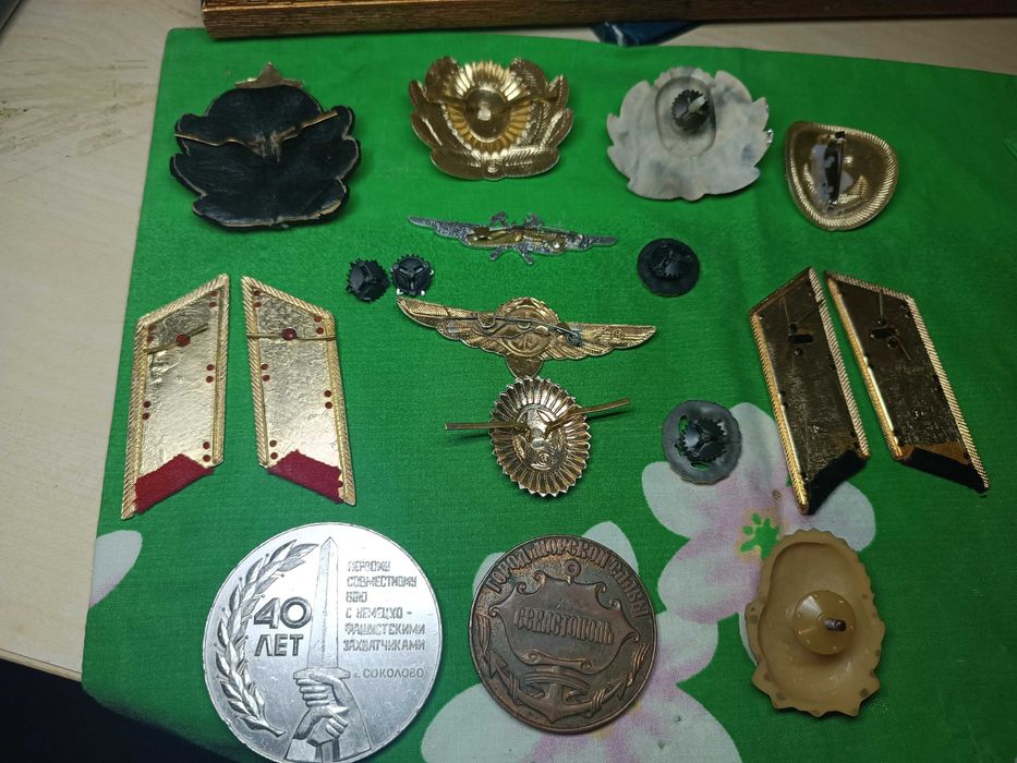 Значки і кокарди СССР