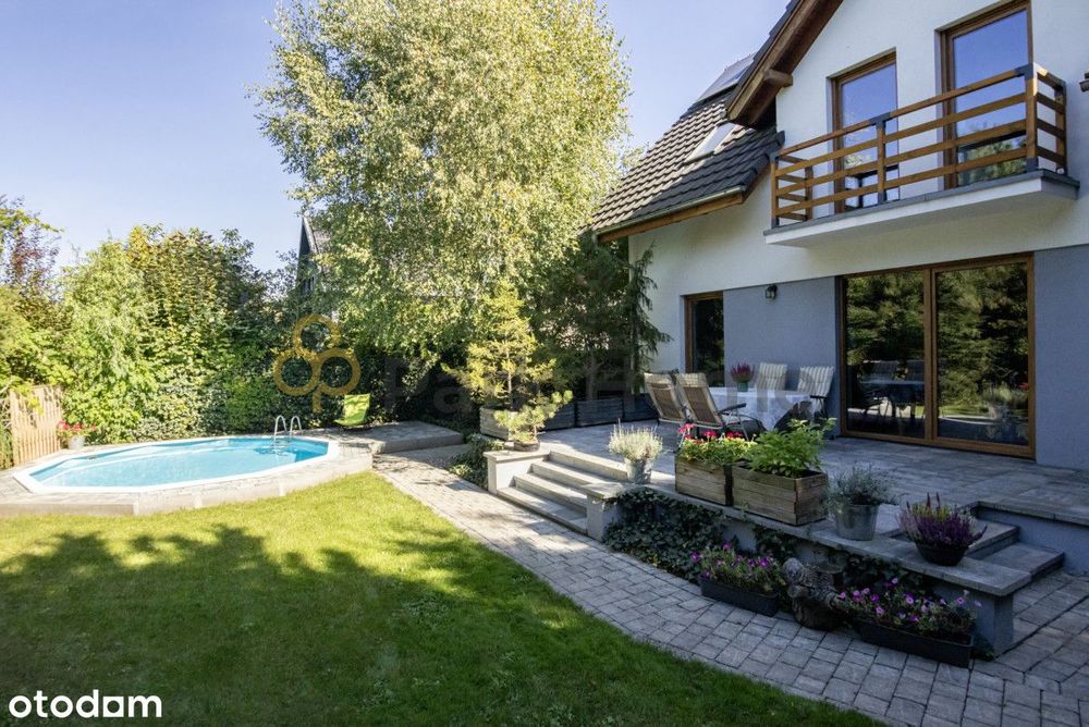 Nowoczesny dom z duszą i widokiem na zieleń.