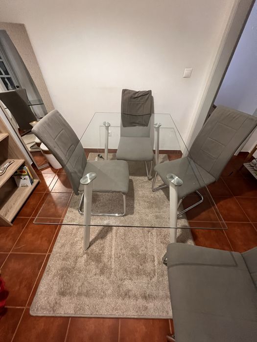 Mesa de jantar de vidro com 4 cadeiras