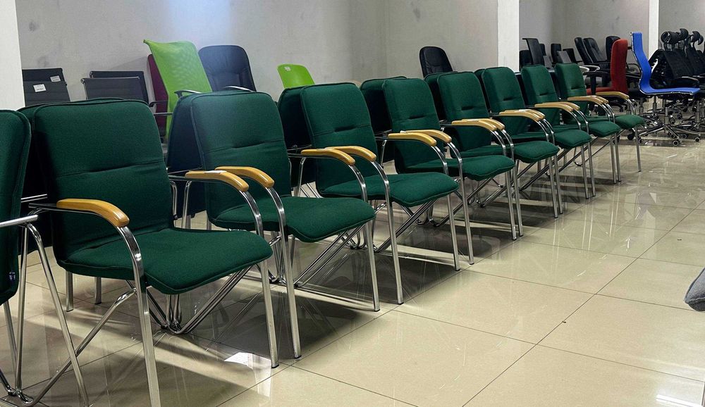 офісні кутові столи дивани прямі стелажі