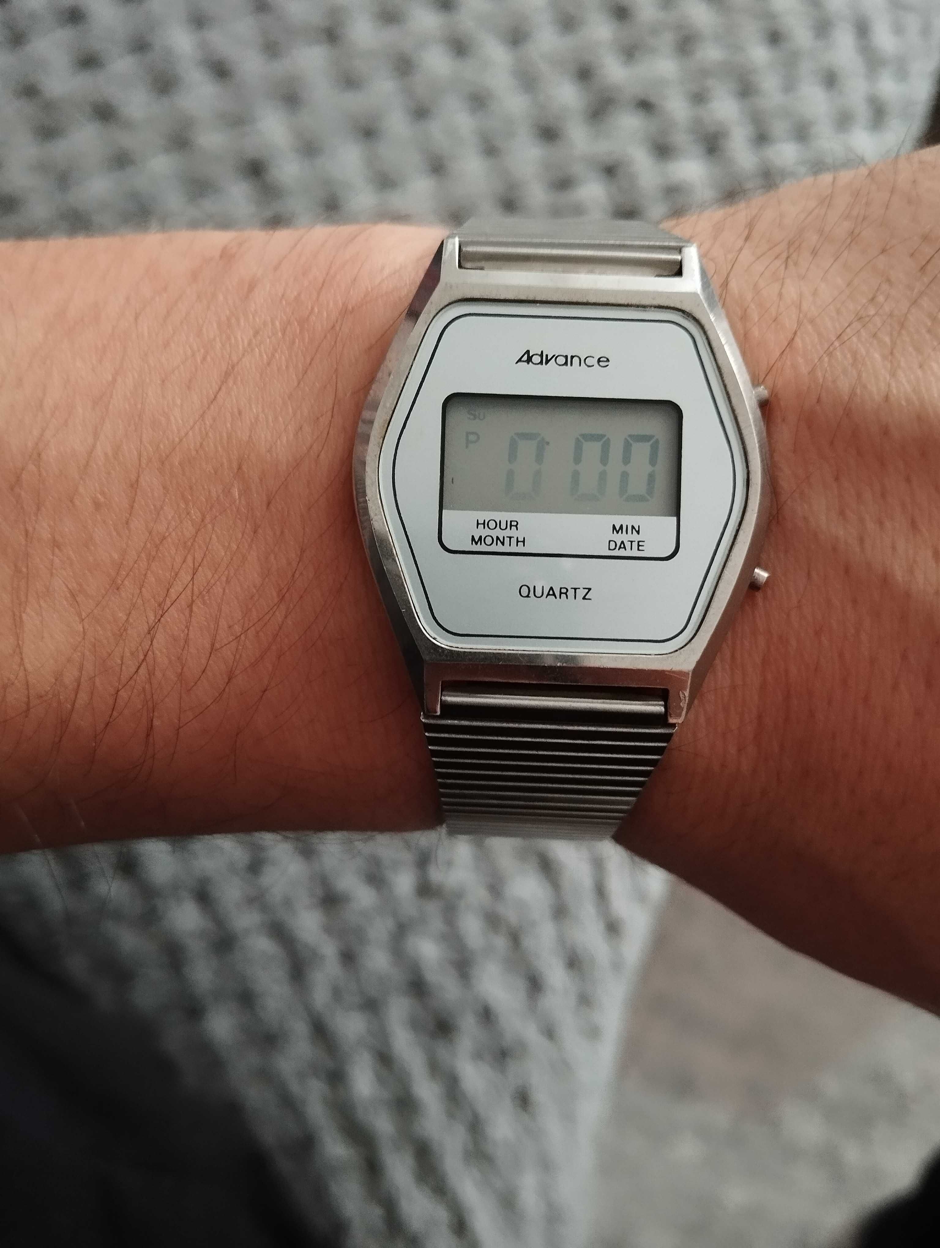 Stary zegarek elektroniczny Advance z baterią