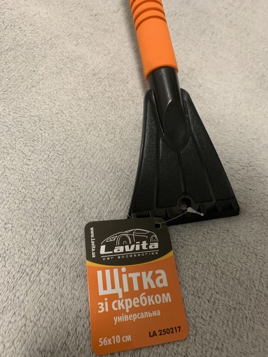 Щетка со скребком автомобильная от снега lavita