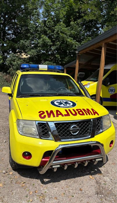 Nissan Pathfinder karetka ambulans 2010 rok