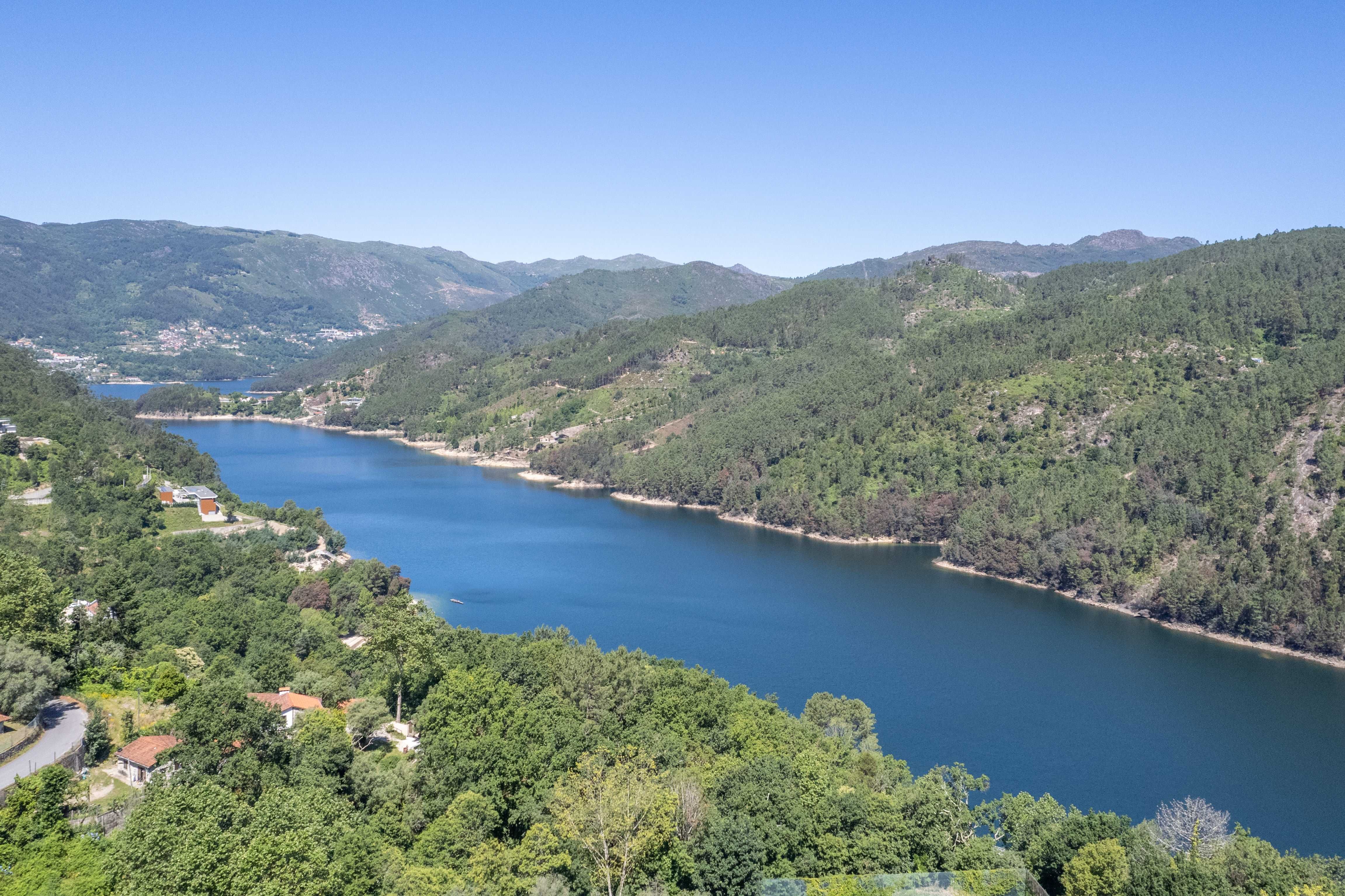 Cantinho da pedra Gerês,casa com piscina a armonia da pisagem e lagoas