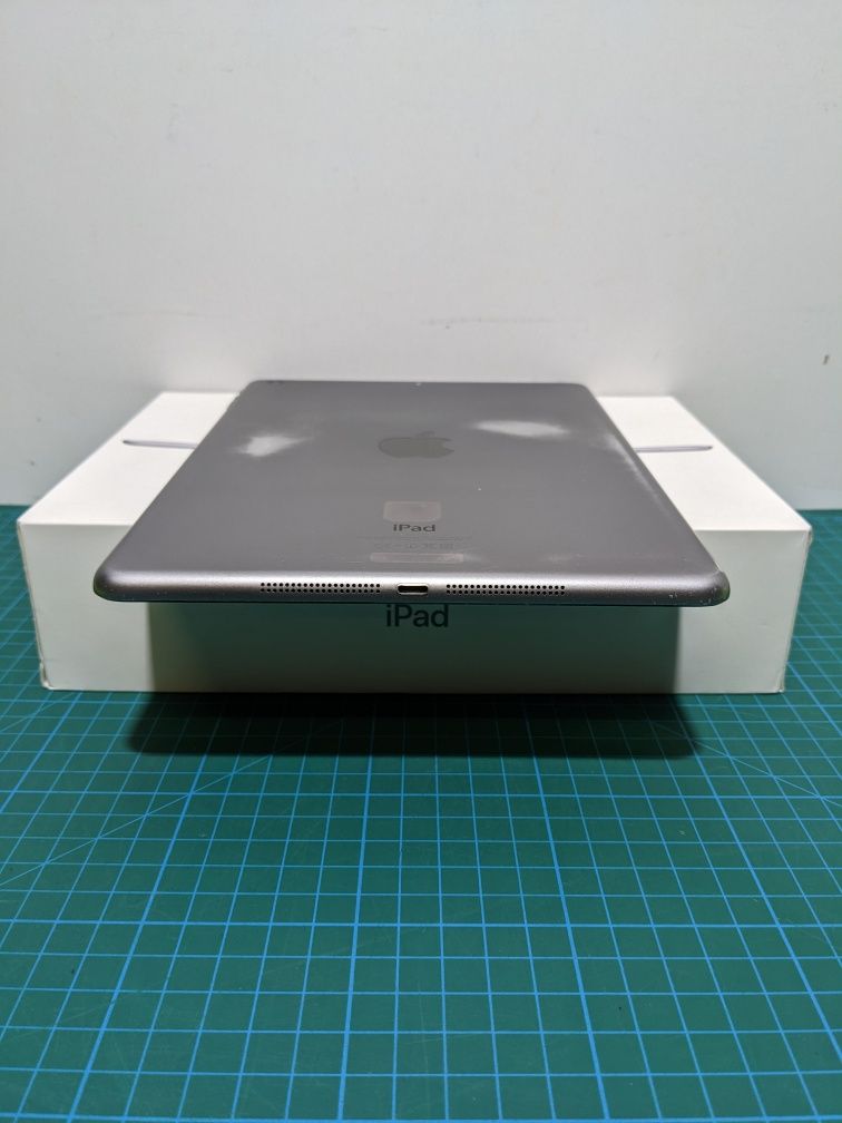 Планшет Apple Ipad Air A1474 16GB Gray (12)