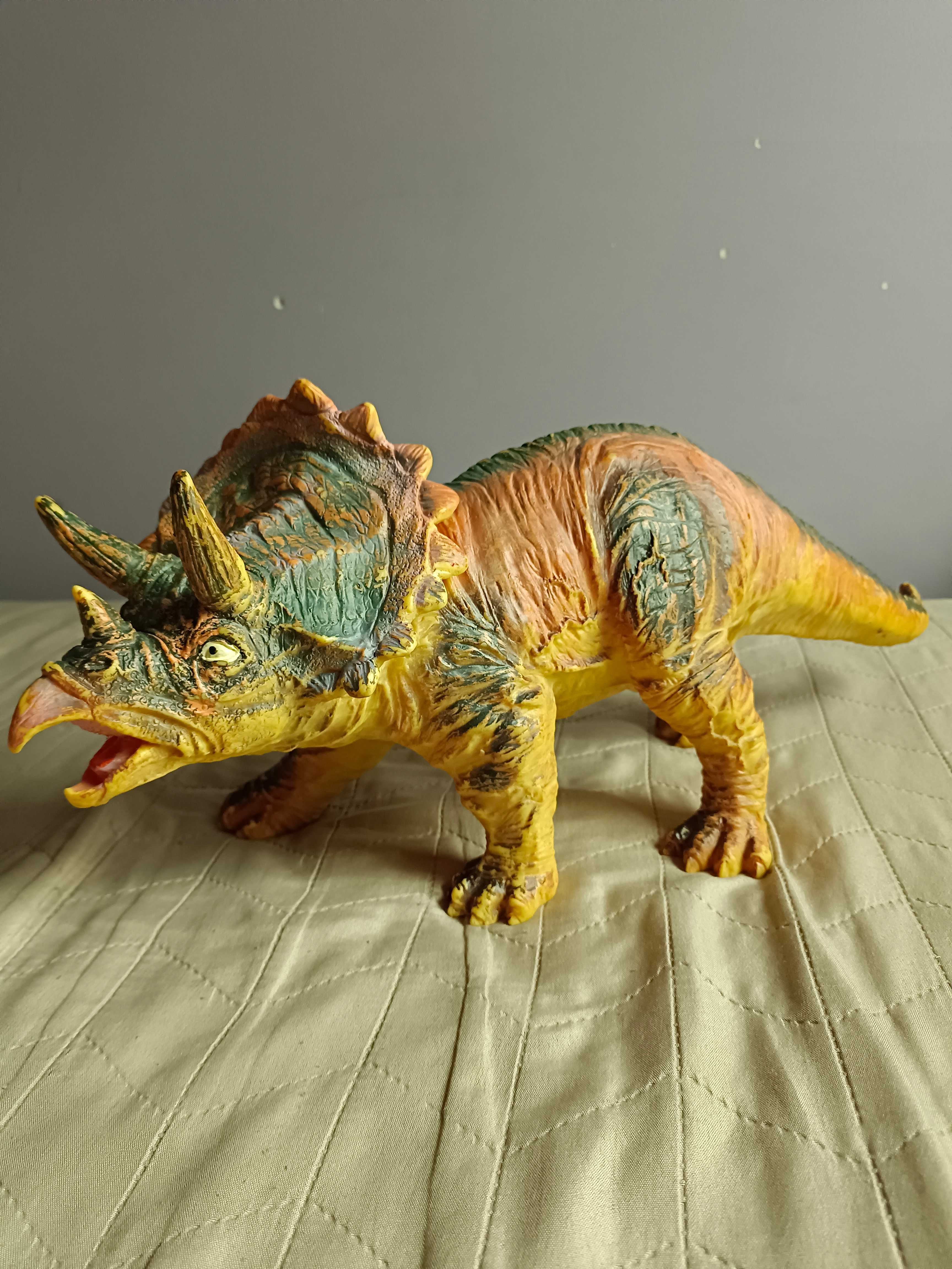 Sprzedam zabawkę gumową - dinozaur triceratops.
