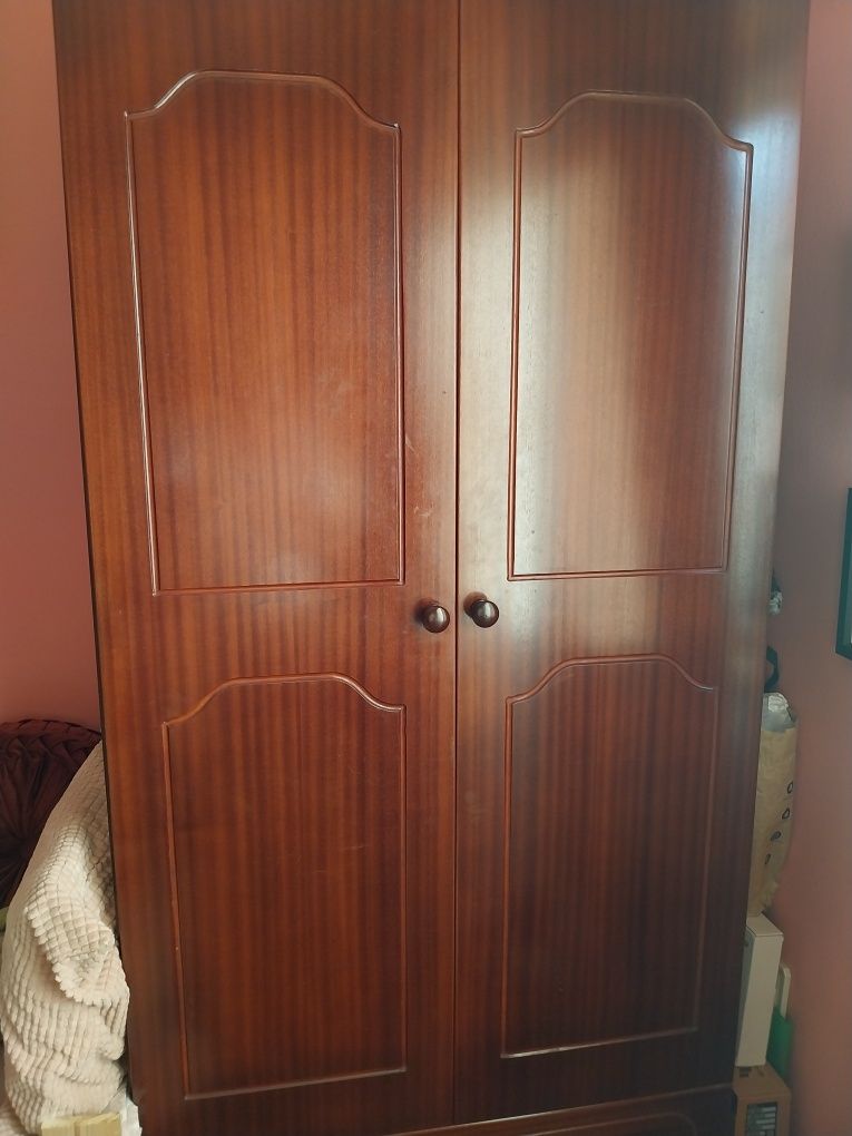 Armário Castanho Prateleira Em Madeira para Quarto Espaçoso e Alto