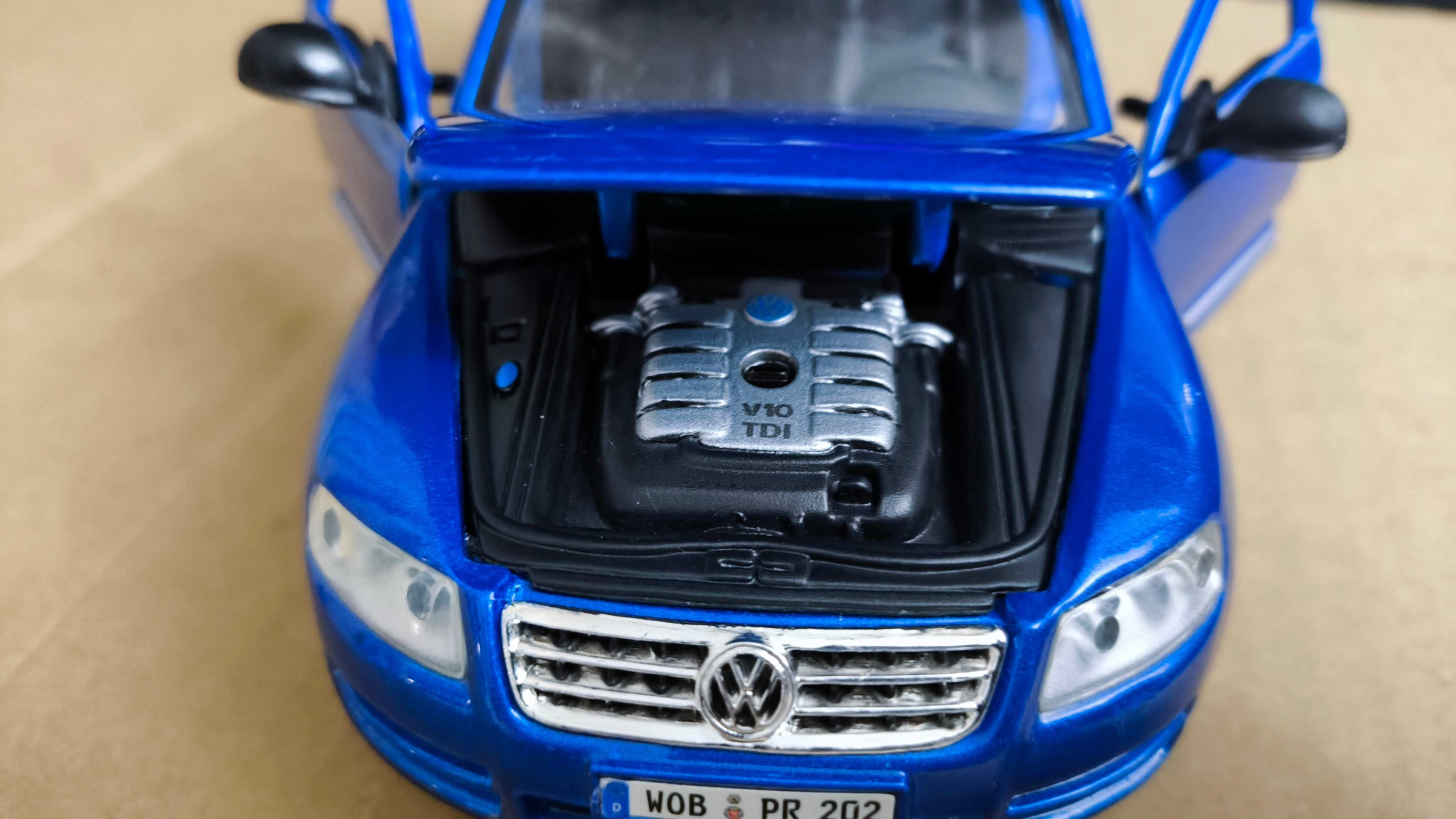 Машинка, модель 1/24 Volkswagen Touareg Bburago