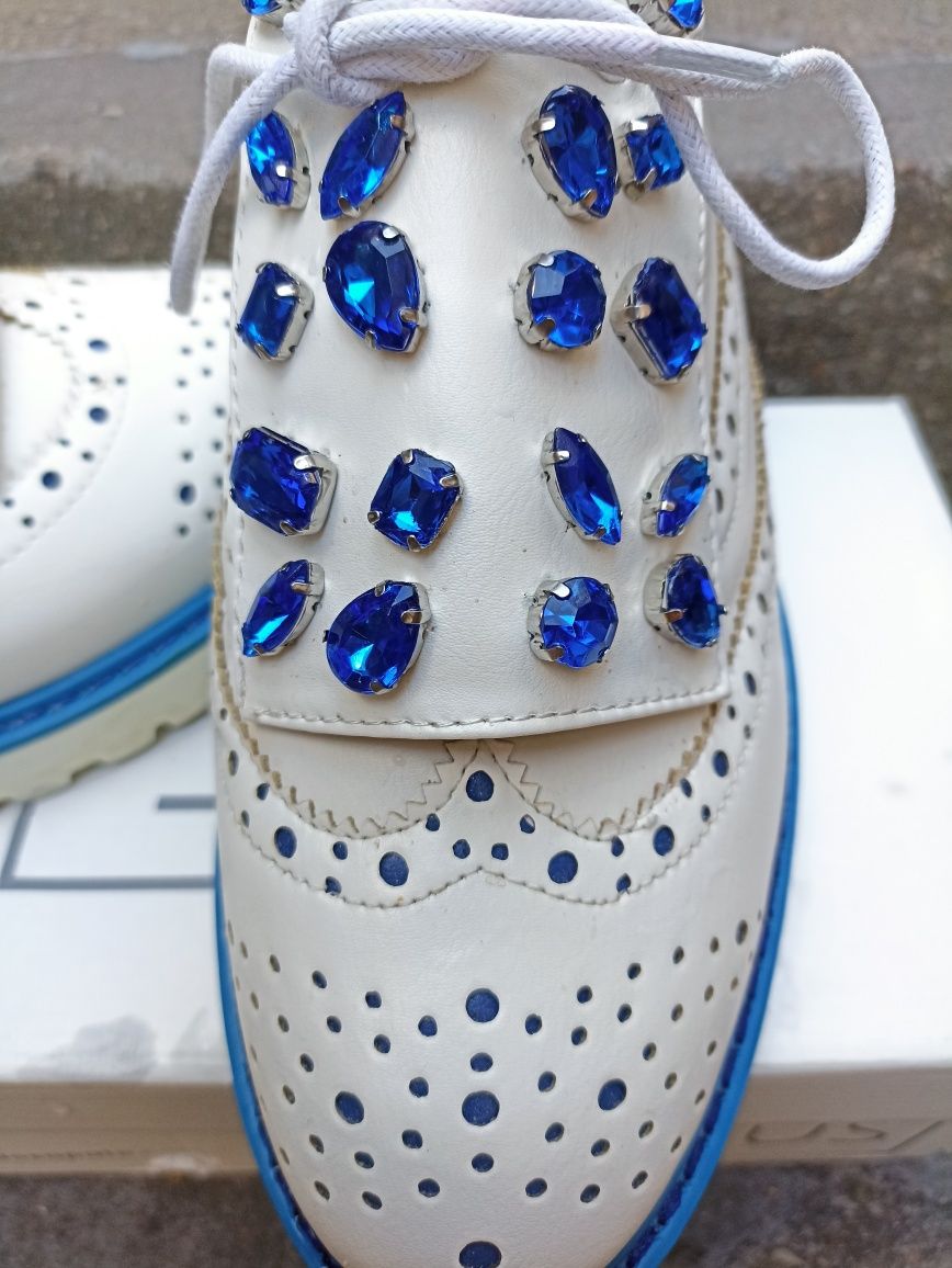 Sapatos Azul com pedras oferta dos portes de envio