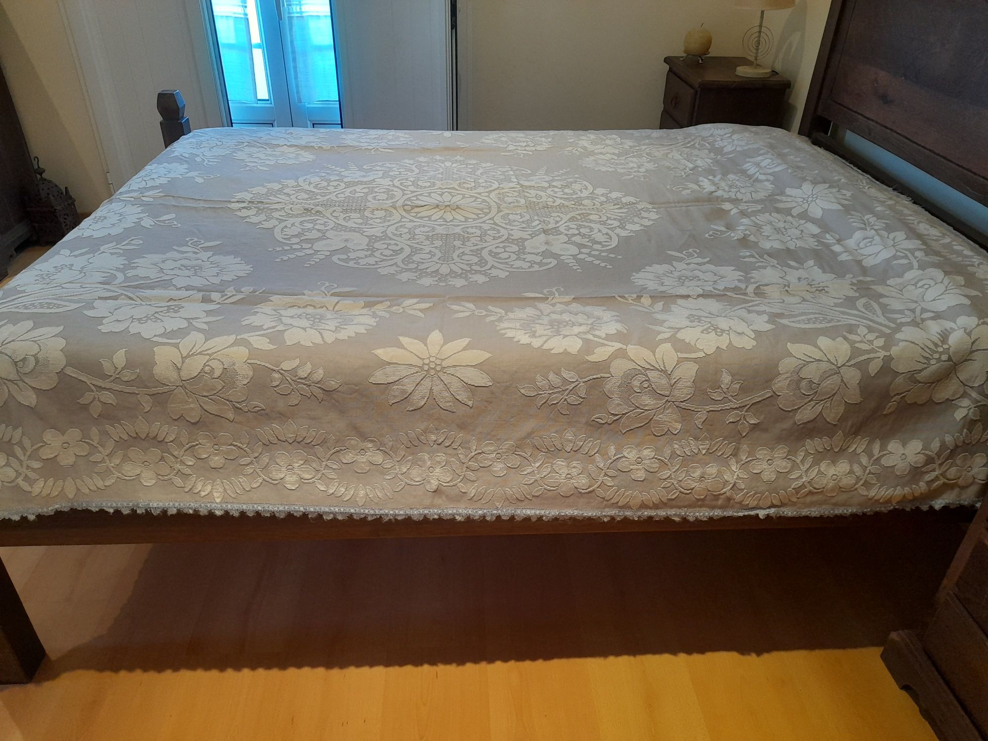 Colcha antiga com 2m15cm x 1m 83cm