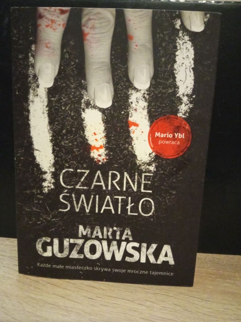 Marta Guzowska- " Czarne światło"