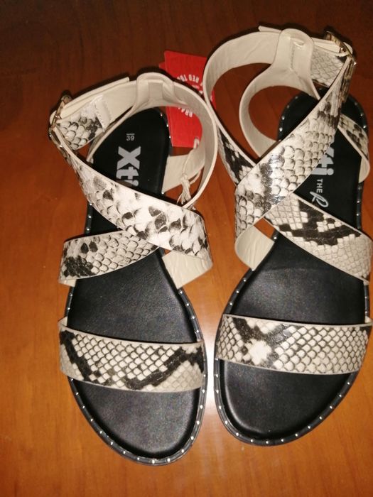 Sandálias novas com etiqueta marca Xti tamanho 39