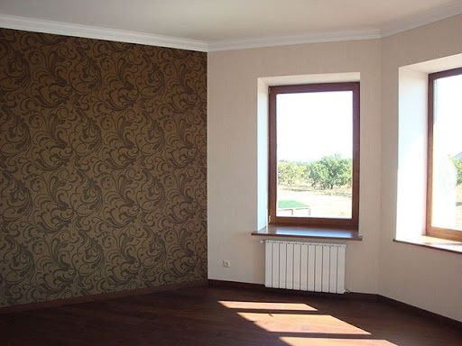 Поклейка обоев .