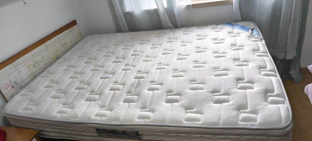 Colchão de casal em bom estado e com pouco uso.