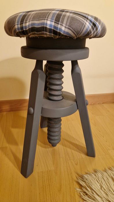 Banco giratório em madeira