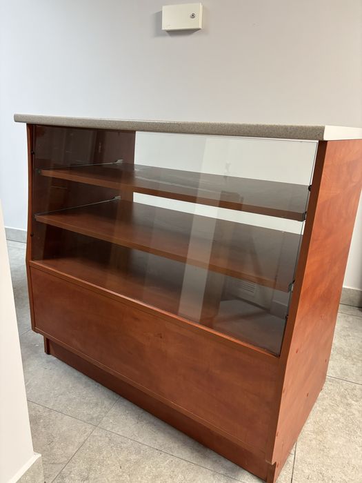 Regały sklepowe przeszkolone oraz nie