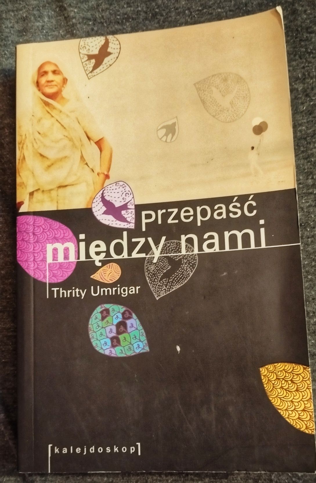 Książka: Przepaść między nami- Thrity Umrigar.
