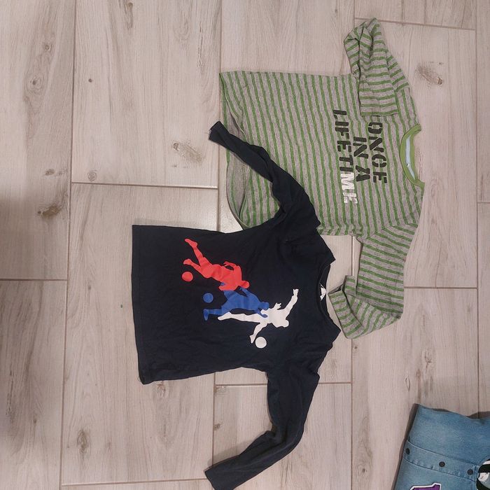 Paka ubrań dla chłopca 128 cm. Zestaw: spodnie, bluzy, koszulki, dres