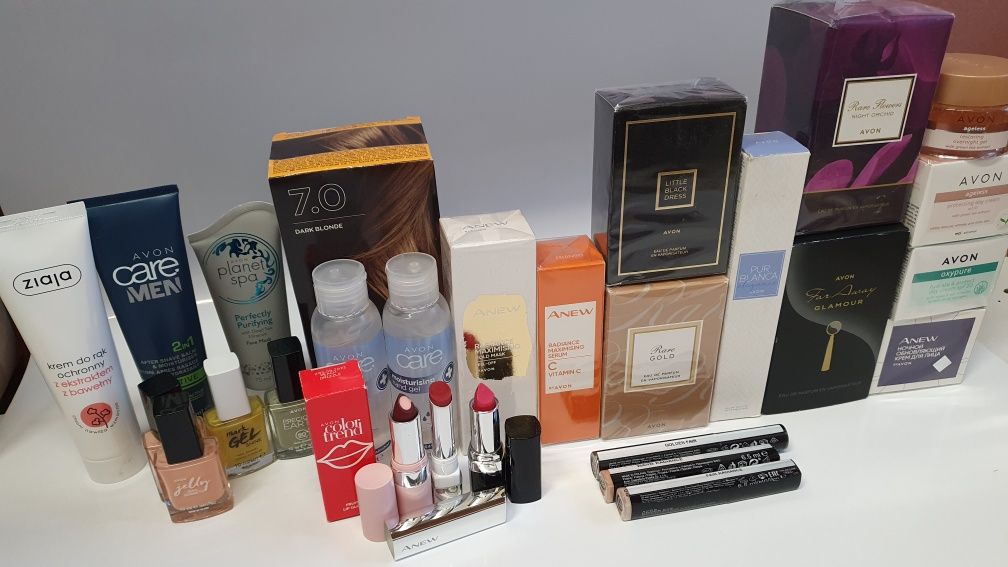 Zestaw kosmetyków Avon, perfumy, krem, szminka, serum, korektor