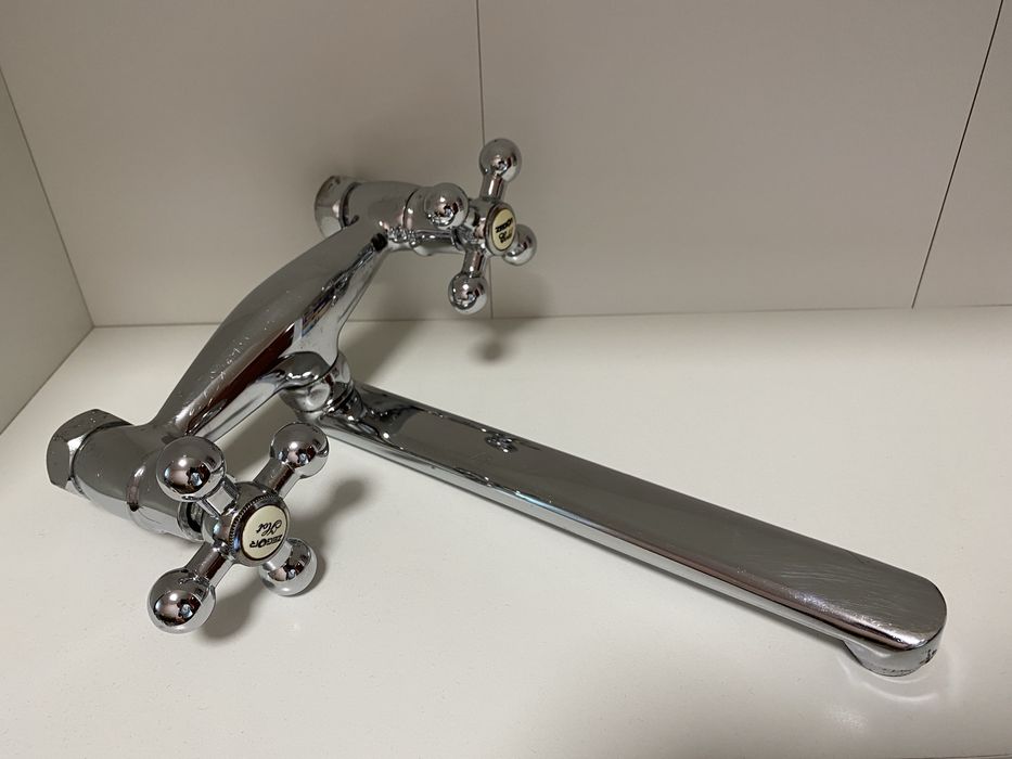 Змішувач двовентильний настінний