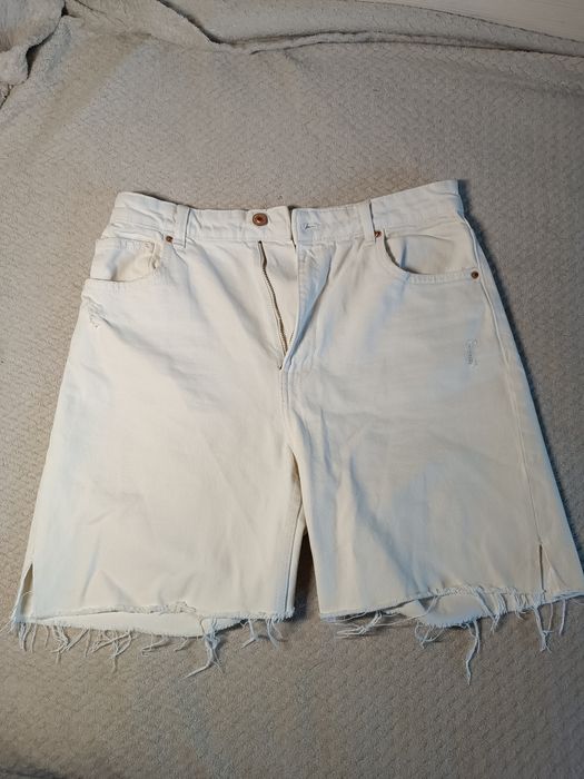 Білі шортики Bershka