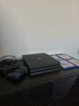 Playstation 4 Pro 1TB + 2 Pady + 4 Gry