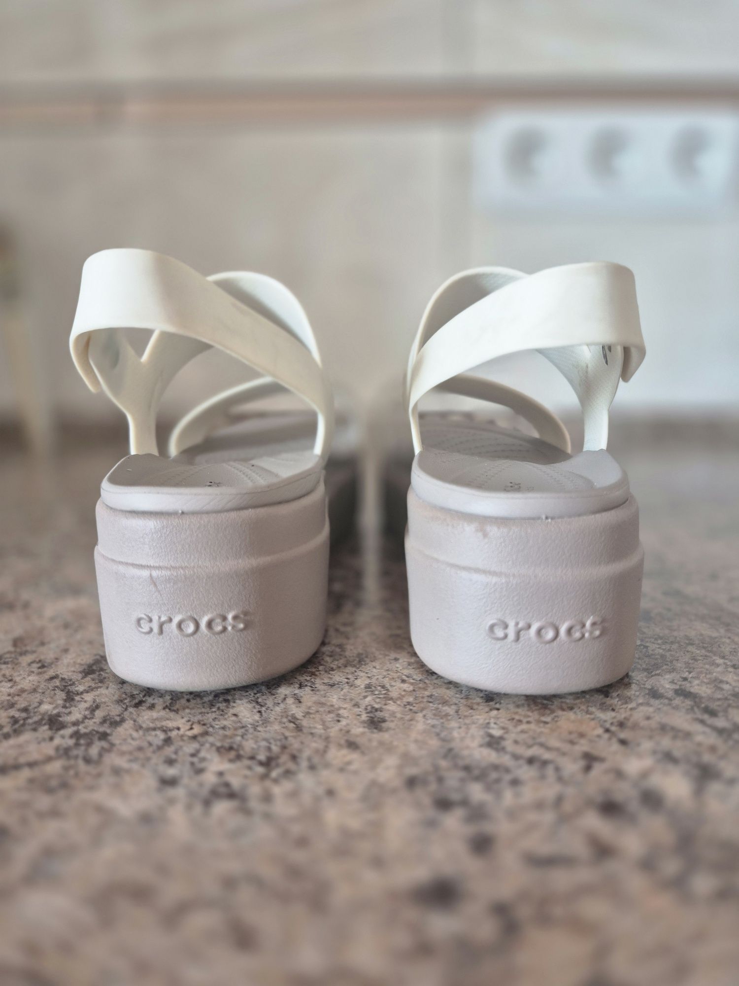 Продам босоніжки,crocs