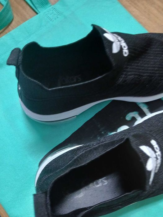 Sapatilhas pretas Adidas, sem cordões (n38)