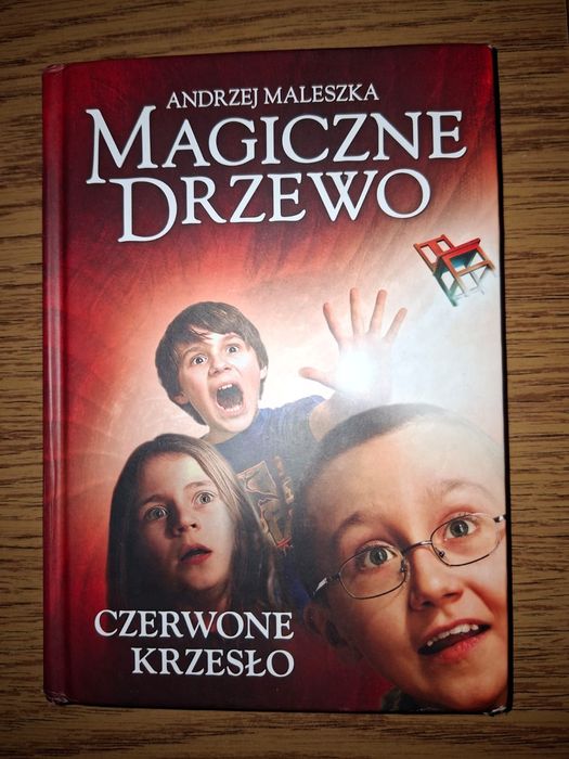 Magiczne drzewo czerwone krzesło