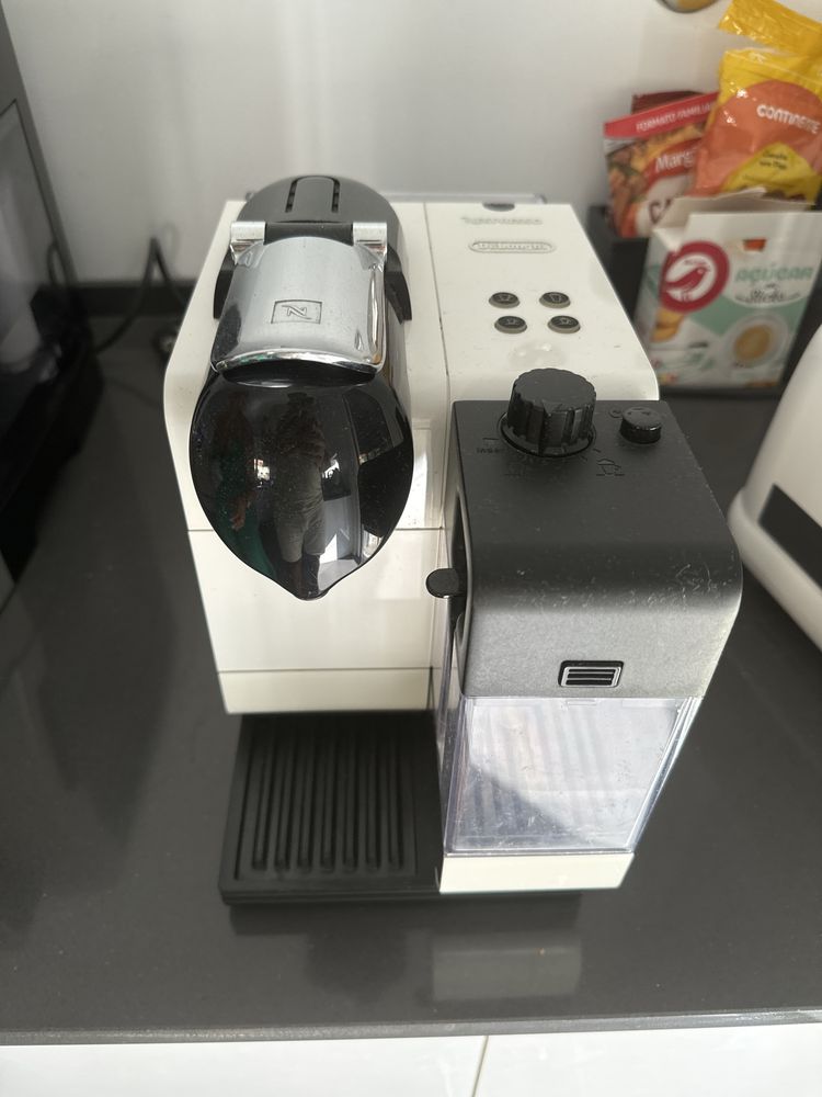 Maquina de cafe capsulas Nespresso Delongui