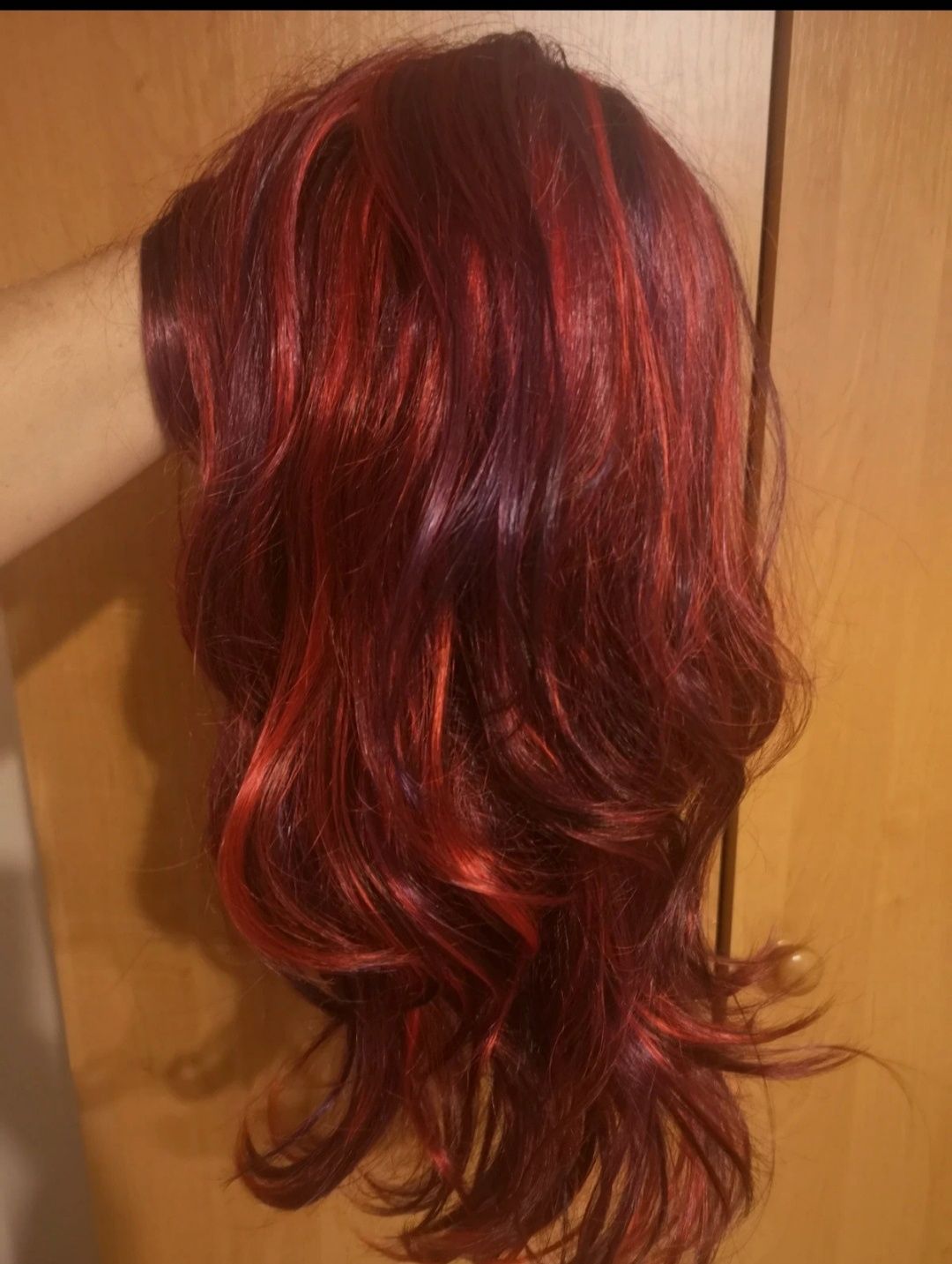 Piękna trzykolorowa peruka kolor Czerwień pomarańcz i burgund
