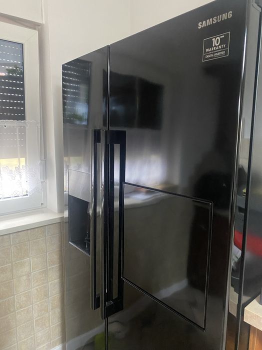 Lodówka z kostkarką i barkiem Samsung, Chłodziarko-zamrażarka