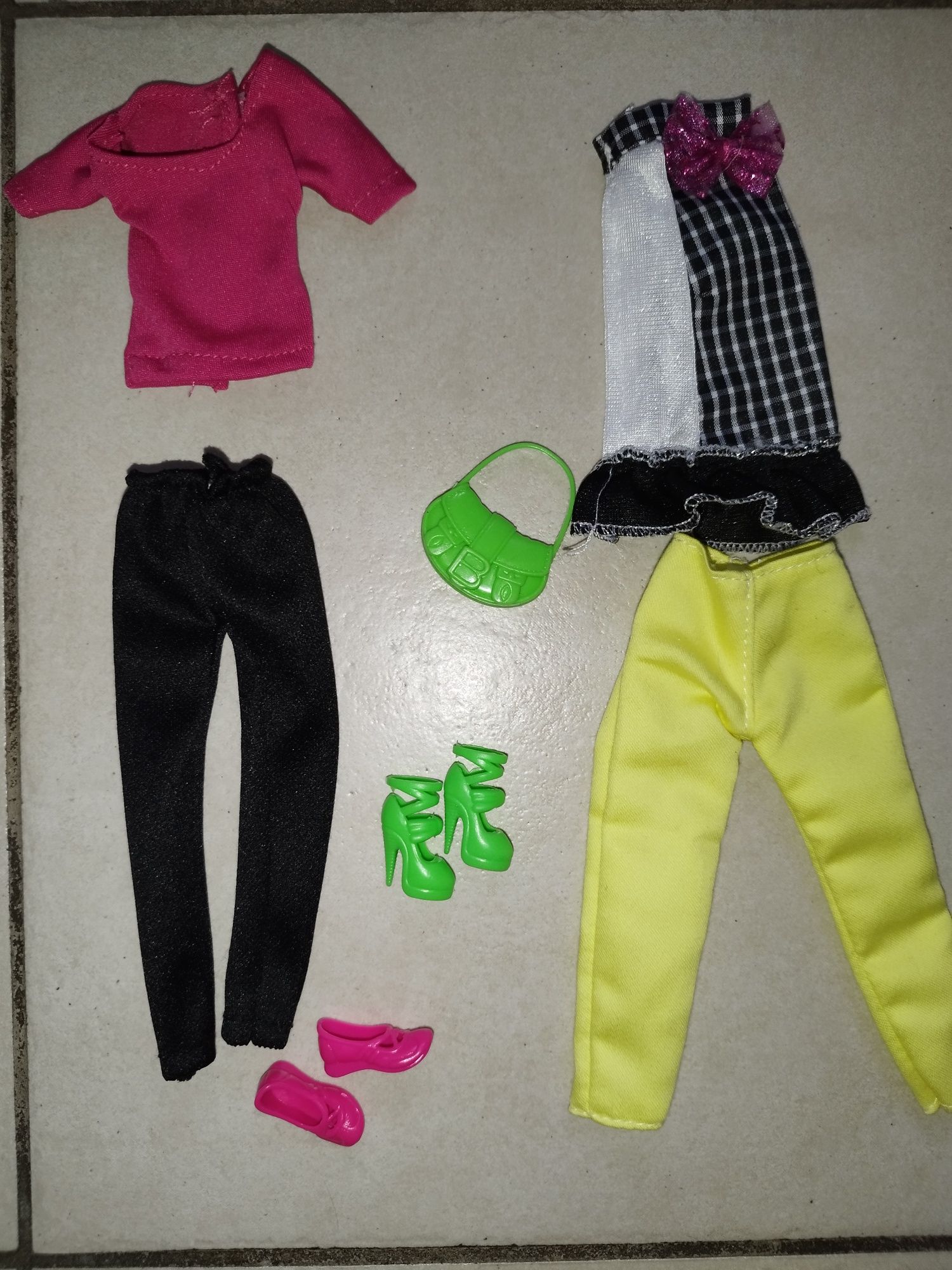 Ubranka dla Barbie + buciki + gadżety