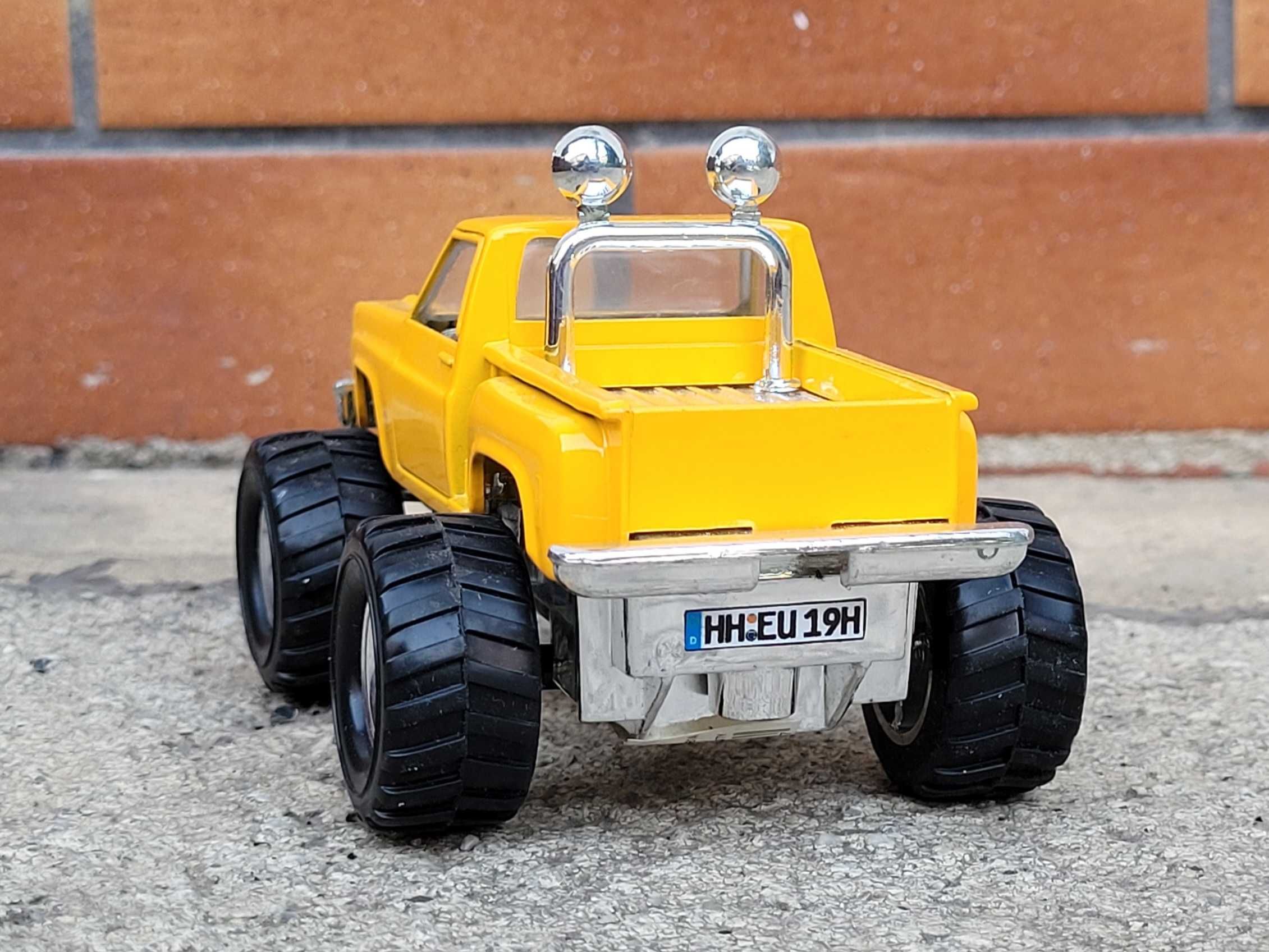 Kolekcja modeli Amerykański Pickup Chevrolet C-10 Bonanza  1:21 1:34