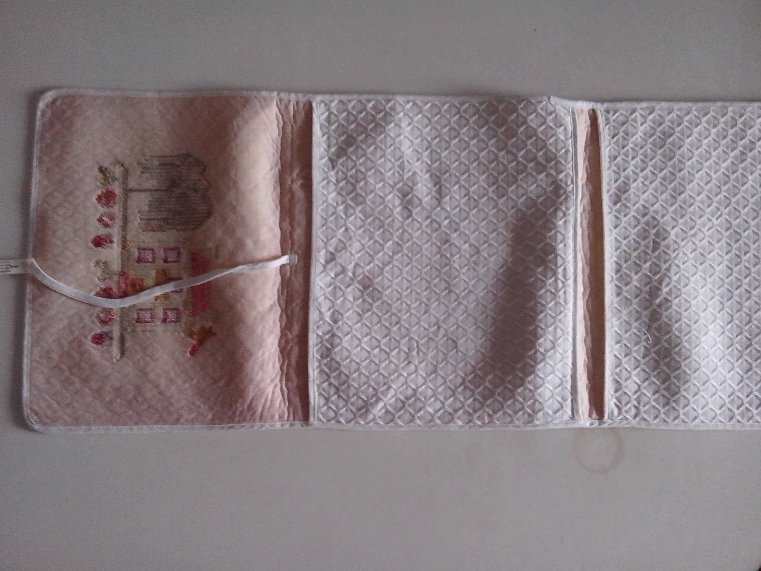 Mala bordada desdobrável. 100 % algodão. Fabricada em Portugal. Nova.