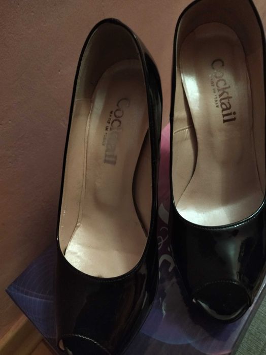 Продам лакові жіночі туфлі