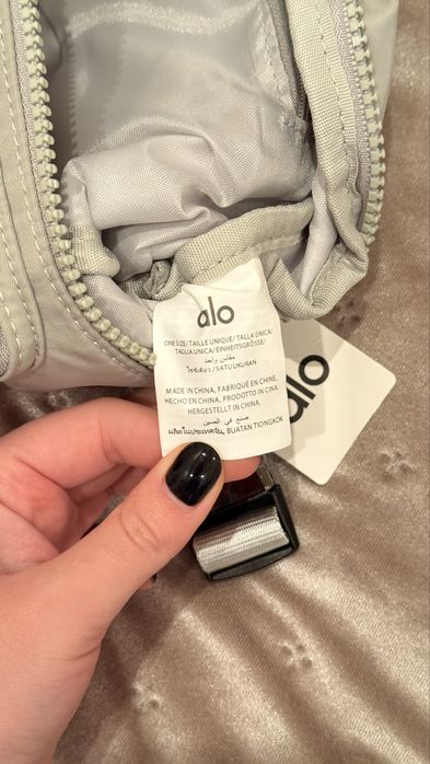 Бананка сумка напоясна Alo yoga в кольорах тренд 2025