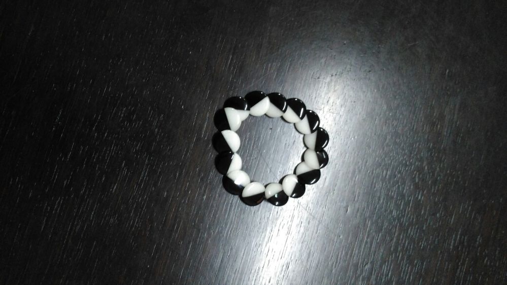 Pulseira preta e branca