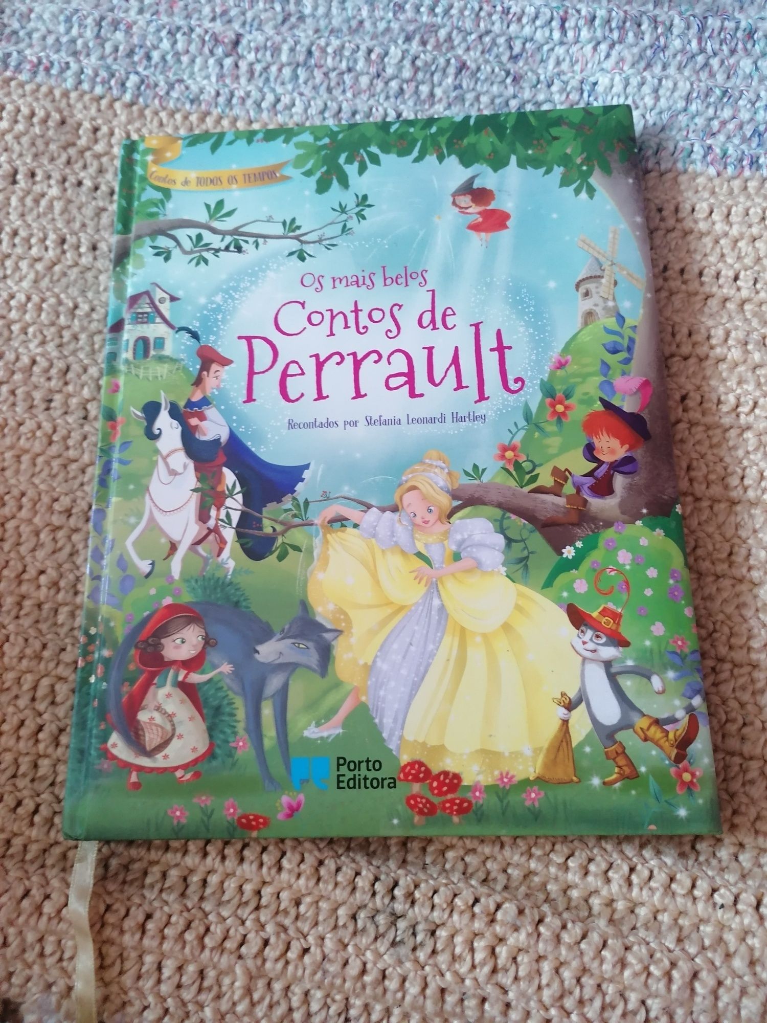 Livro infantil "Os mais belos contos de Perrault"